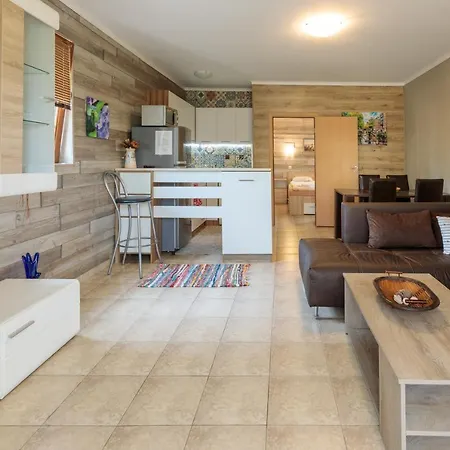 Aparthouse Paradise Bay דירה